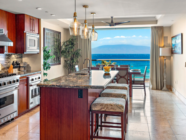 Gorgeous 6-Bedroom Retreat in Maui with Amazing Views